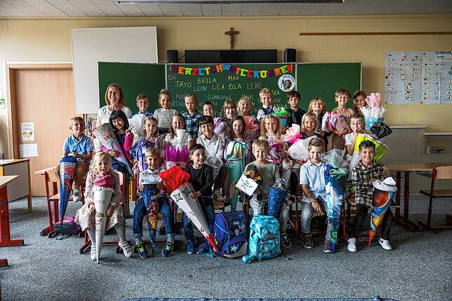Klasse 1b: Die Erstklässler mit ihrer Lehrerin Simone Vogelsang.