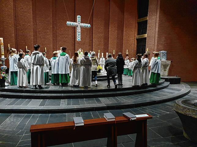 Mit einer Eurcharestiefeier stellte sich der künftige Leiter der Großpfarrei An der Wutach, Hannes Rümmele aus Schönau (am Altar), den ...