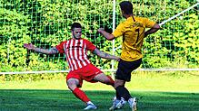 Einen schweren Stand hatte der FV Walbertsweiler-Rengetsweiler (links Tobias Schuhmacher) gegen den FC Gutmadingen (rechts Benjamin Huber).