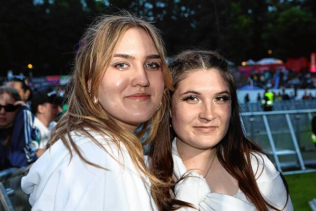 Bild 4: Los geht&lsquo;s &ndash; Fans und Mitarbeiter strömen auf das Festivalgelände