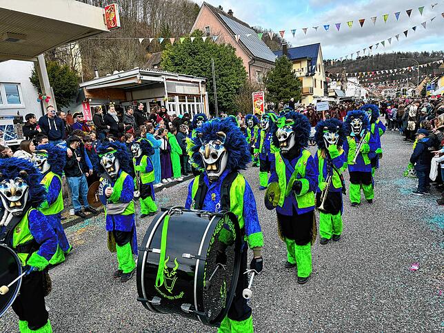 Bild 7: Narren feiern ausgelassen &ndash; Bilder vom Umzug (Teil 2)