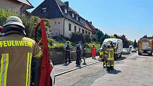 Einsatzkräfte auf Erkundung bei einem vermutlichen Gasgeruch in der Reutestraße in Schwenningen.