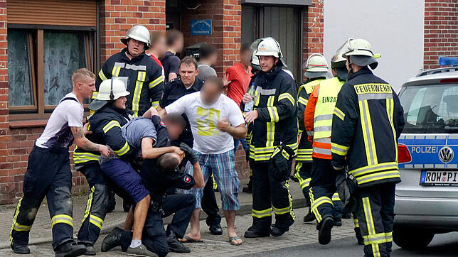 Immer wieder kommt es zu massiven Behinderungen von Einsatzkräften. Das Bild zeigt einen Vorfall in Niedersachsen, als Feuerwehrleute ...