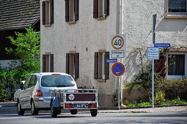Das 40-Schild ist bald Vergangenheit. Ab der Weilerkapelle ortseinwärts wird bald Tempo 30 gelten.