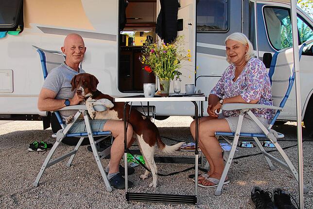 Martin Engler und Alexandra Guizetti und ihr Hund Malon aus dem Ostallgäu machen mit ihrem Wohnmobil in Überlingen Station. Eigentlich ...