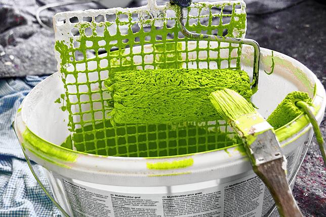 Während Farbe früher viel Lösungsmittel enthalten hat, wird sie heutzutage vor allem auf Wasserbasis angerührt. Die Farbe trockne dann ...