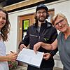 Bitte hier unterschreiben! Miriam Montano (von links), Marian Riederle und Christine Kaptein haben im September ein Bürgerbegehren ...