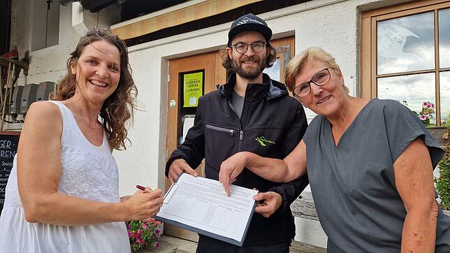 Bitte hier unterschreiben! Miriam Montano (von links), Marian Riederle und Christine Kaptein haben im September ein Bürgerbegehren ...