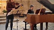Vereinbar: Geigerin Myriam Klüglich und Pianist Harald Sinót bringen in ihrem Programm Musik und Architektur anschaulich zusammen. Bild: ...