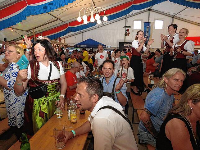 Bild 9: Dorfrocker rocken Festzelt in Leipferdingen