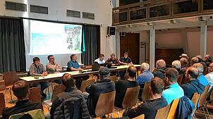 Der Ortschaftsrat Achdorf stellt im Rahmen einer gut besuchten öffentlichen Sitzung die anstehenden Projekte und Vorhaben der ...