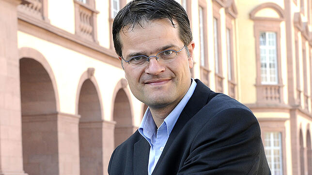 Bernward Gesang, 52, wohnhaft in Radolfzell, lehrt an der Universität Mannheim als Professor Wirtschaftsethik. Sein aktuelles Buch: ...