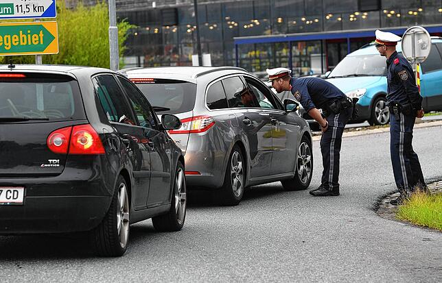 Polizisten kontrollieren Fahrzeuge auf einer Bundestraße. Bereits vom 22. Juni bis 15. September 2019 waren in Tirol diverse ...