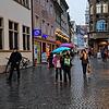 Konstanzer Innenstadt: Trotz Regen tragen viele Masken.