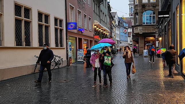 Konstanzer Innenstadt: Trotz Regen tragen viele Masken.