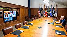 US-Präsident Joe Biden konferiert in Camp David virtuell mit seinem nationalen Sicherheitsteam und hochrangigen Beamten.