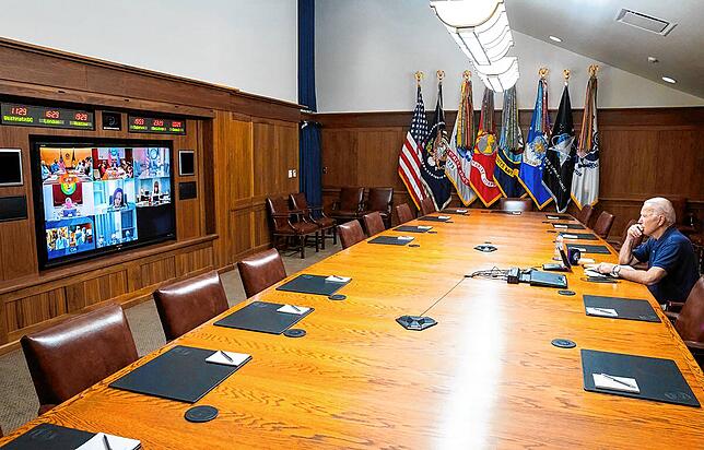 US-Präsident Joe Biden konferiert in Camp David virtuell mit seinem nationalen Sicherheitsteam und hochrangigen Beamten.