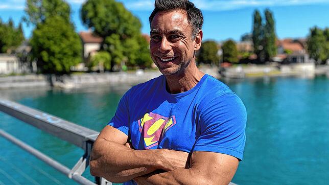 Maik Wiedenbach, gebürtiger Radolfzeller und Personaltrainer in den USA, auf der Fahrradbrücke am Seerhein in Konstanz im August, als er ...