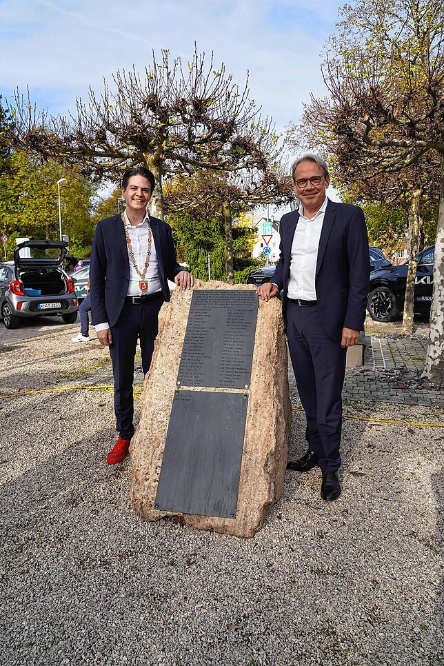 Tengens Oberbürgermeister Marian Schreier und Georg Maier, Innenminister von Thüringen – und gebürtiger Steißlinger, vor der ...