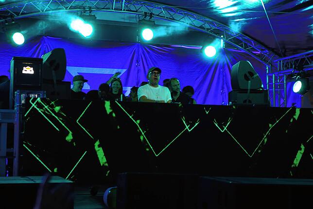 Bild 27: Elektro-Fans versammeln sich am See: Klein Venedig wird am Samstagabend zur Freiluftparty