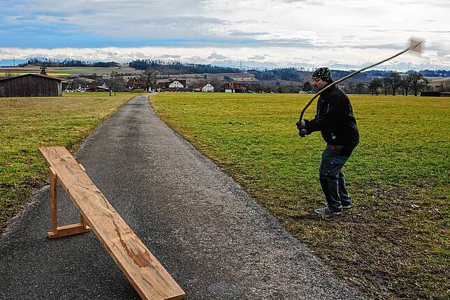 Bild 8: Glühende Scheiben sausen ins Tal! So werden die Holzscheiben für das Scheibenschlagen hergestellt