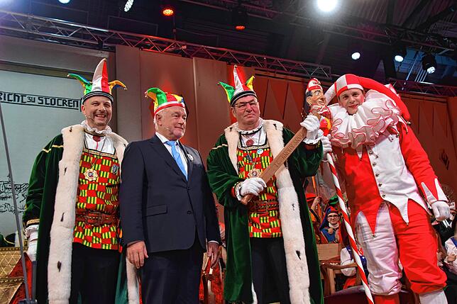 Michael Nadig, Wolfgang Kubicki, Helmut Lempp und Narrenbüttel Michael Stolp nach dem Laufnarrenschlag von Kubicki nach der Verhandlung ...