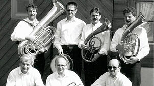 Die Schlossberg-Musikanten in ihrem Gründungsjahr 1995: Helmut Kohler, Manfred Bohl, Reinhold Nägele und Josef Maier (hintere Reihe von ...
