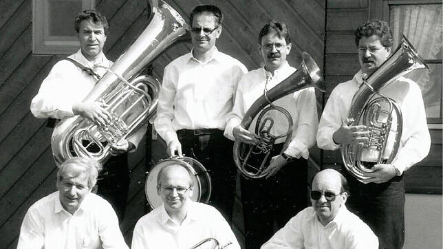 Die Schlossberg-Musikanten in ihrem Gründungsjahr 1995: Helmut Kohler, Manfred Bohl, Reinhold Nägele und Josef Maier (hintere Reihe von ...