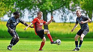 Simon Straub (Bildmitte) sicherte sich mit der SG Unadingen/Dittishausen einen 4:3-Erfolg gegen den FC Grüningen.