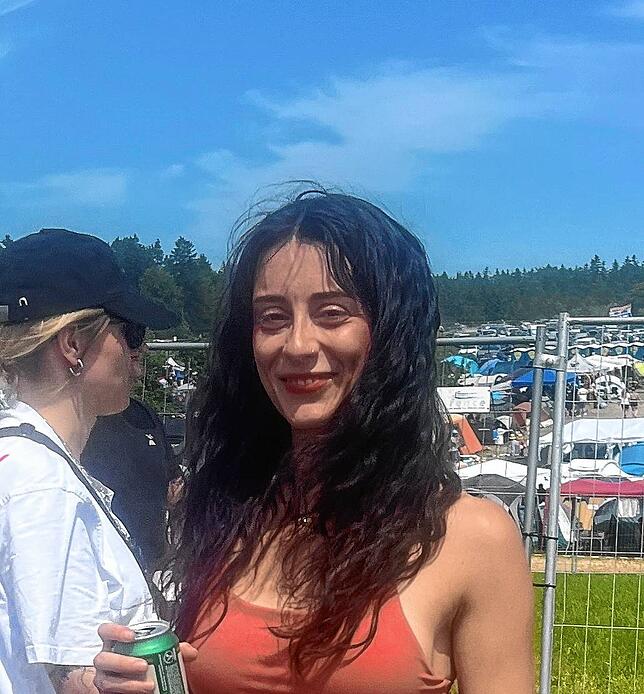 Anina Höflein sagt zum Bier-Yoga: „Es ist die beste Möglichkeit, um in einen Festival-Tag rein zu starten.“