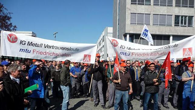 Streikende bei der Kundgebung am Freitagvormittag bei der MTU in Friedrichshafen. Bild: IG Metall