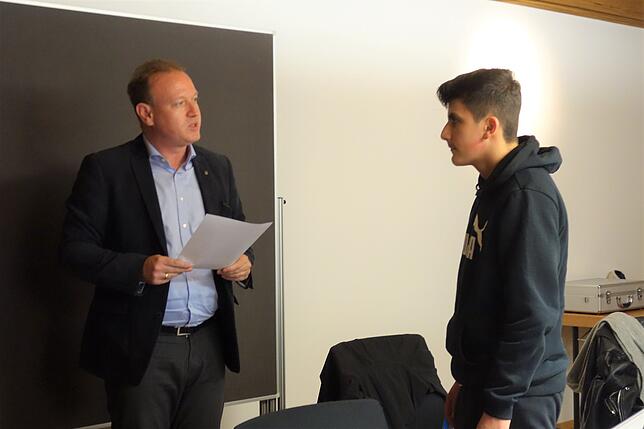 Ibrahim Thomas (rechts) wurde von OB Jan Zeitler als neues Mitglied des Jugendgemeinderates vereidigt.