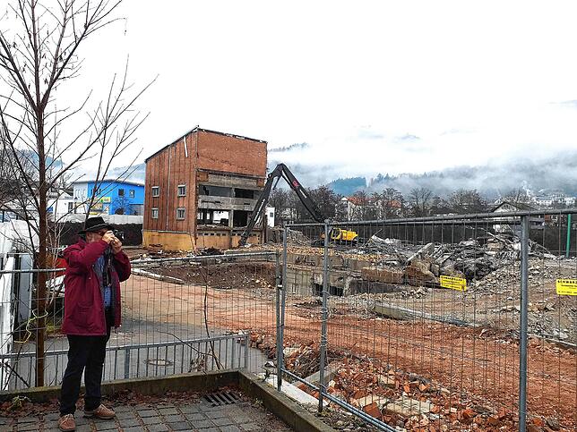 Günter Kramer fotografiert seit Tagen den Fortschritt der Abrissarbeiten und kam dabei auch mit dem ehemaligen Färbereichef Wolfgang ...