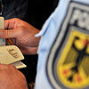 Beamte der Bundespolizei haben im Seehas einen Mann mit auffälligen Ausweispapieren kontrolliert (Symbolbild). Gegen ihn wird nun ermittelt.