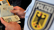 Beamte der Bundespolizei haben im Seehas einen Mann mit auffälligen Ausweispapieren kontrolliert (Symbolbild). Gegen ihn wird nun ermittelt.