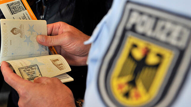 Beamte der Bundespolizei haben im Seehas einen Mann mit auffälligen Ausweispapieren kontrolliert (Symbolbild). Gegen ihn wird nun ermittelt.