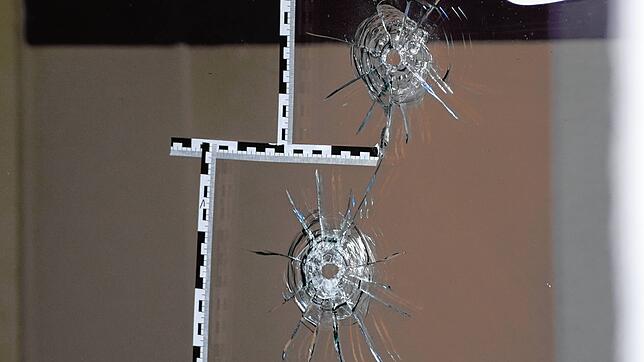 Zwei der vier Einschusslöcher am Brasil in der Hauptstraße in Stockach.