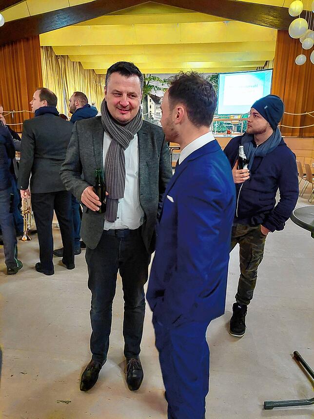 Bild 2: So feiert Mike Biehler seinen Wahlsieg in Görwihl