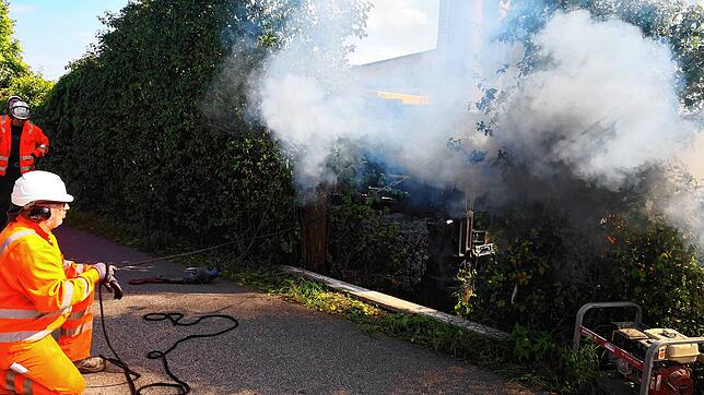 Bauarbeiten wie diese kommen im Rahmen der Elektrifizierung auf den Hochrhein zu: Der Mitarbeiter einer Baufirma unterstützt mit einem ...