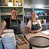 Café-Inhaberin Claudia Seifert und Steffi Schönemann, die im Service arbeitet, hinter der Theke des Café &bdquo;Dorfmädel&ldquo;.