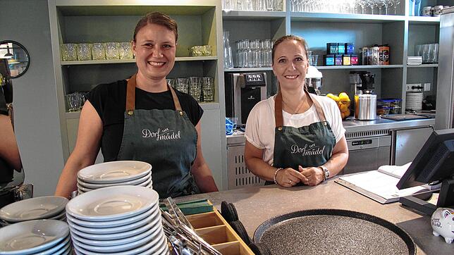 Café-Inhaberin Claudia Seifert und Steffi Schönemann, die im Service arbeitet, hinter der Theke des Café &bdquo;Dorfmädel&ldquo;.
