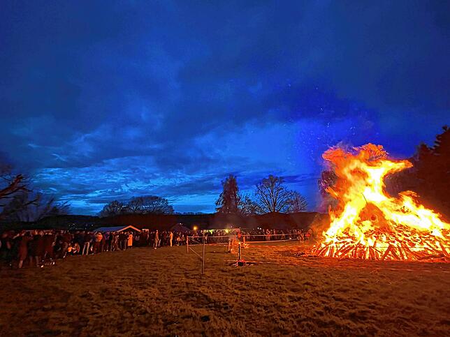 So sieht das Osterfeuer in Bietingen eineinhalb Stunden nach dem Entzünden aus.