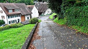 Dieser Teil der Kirchstraße zur Landstraße hin muss laut Ortschaftsrat dringend saniert werden. Foto: Heinz Vollmar