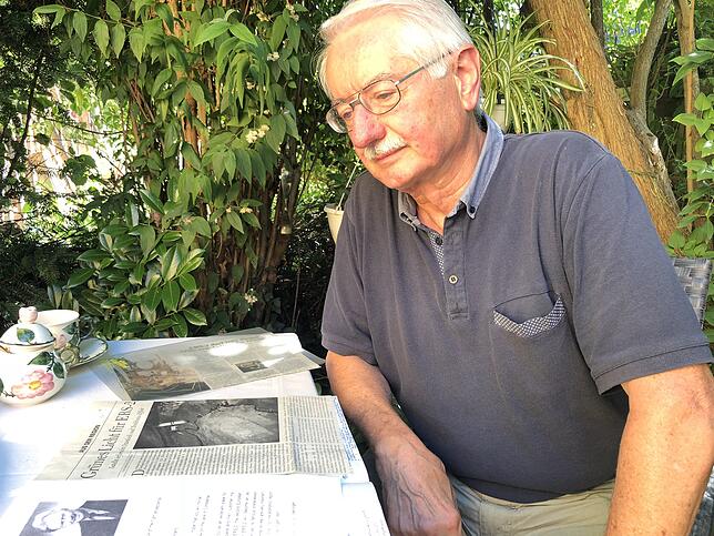Axel Kopsch schaut sich in seinem Garten in Owingen die Zeitungsartikel über die „Flight Acceptance Review“ an, die 1994 im Überlinger ...