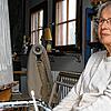Bei der Arbeit an einem Landschaftssauschnitt in ihrem Atelier in Weiler: Die Höri-Malerin Rose Marie Stuckert-Schnorrenberg ist in ...