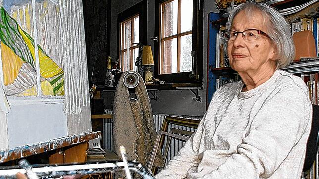 Bei der Arbeit an einem Landschaftssauschnitt in ihrem Atelier in Weiler: Die Höri-Malerin Rose Marie Stuckert-Schnorrenberg ist in ...