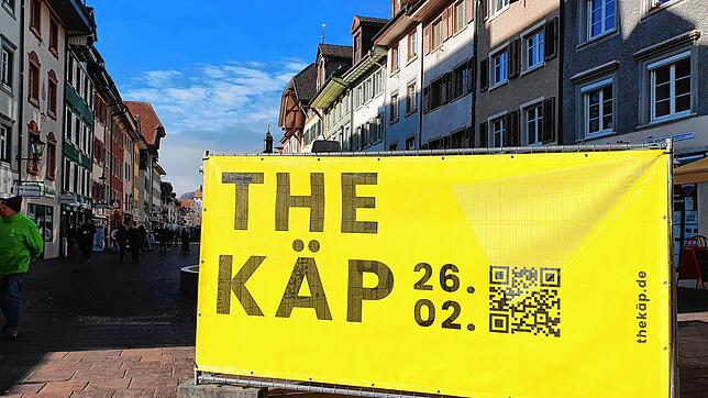 Gelbe Plakate und Banner mit der mysteriösen Aufschrift &bdquo;The Käp&ldquo; stehen und hängen in Waldshut. Am Sonntag, 6. Februar, ...