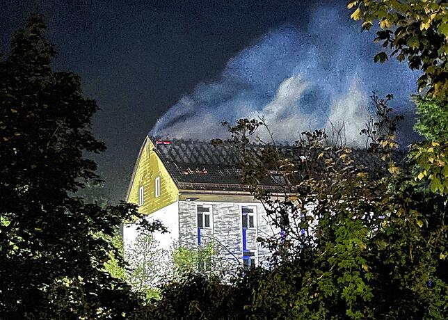 Erfolgreich hat die Feuerwehr den Brand in der Jugendherberge gelöscht. Über dem völlig zerstörten Dachstuhl steht gegen Morgen eine ...