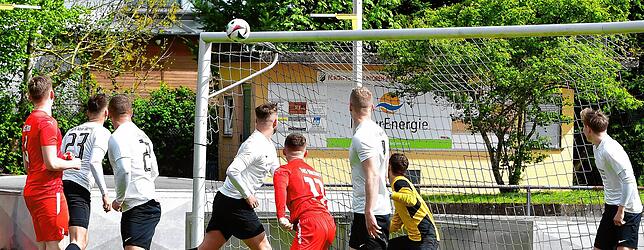 Und wo geht die Kugel hin? Alle Blicke folgen dem Kopfball von Hannes Brenneisen (Nr. 11), der allerdings nur die Latte getroffen hat.