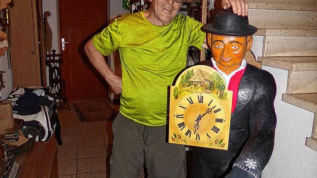 Sie stellen aus (von links): Historische Schätze sowie seinen geschnitzte Uhrenträger bringt Bernhard Hessemann mit, klassische Krippen ...
